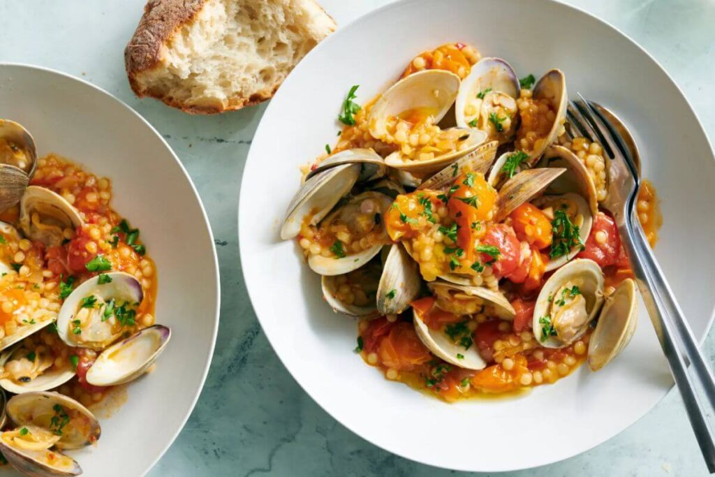 Palourdes avec tomates cerises et couscous perlé